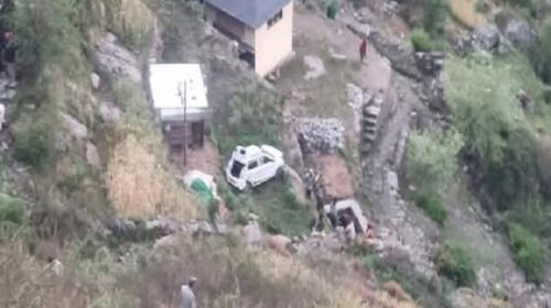 दर्दनाक हादसा: सराची के ब्लाइंड मोड़ पर कार खाई में गिरी, 19 वर्षीय युवक की मौत