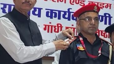 Paonta Sahib: दिल्ली में पूर्व DGP संजय सिंह ने सिरमौरी सिंघम नाथू राम चौहान को किया सम्मानित, नई ड्रेस में दिखे नए अवतार
