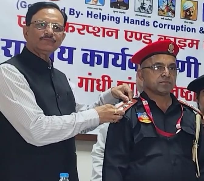 Paonta Sahib: दिल्ली में पूर्व DGP संजय सिंह ने सिरमौरी सिंघम नाथू राम चौहान को किया सम्मानित, नई ड्रेस में दिखे नए अवतार
