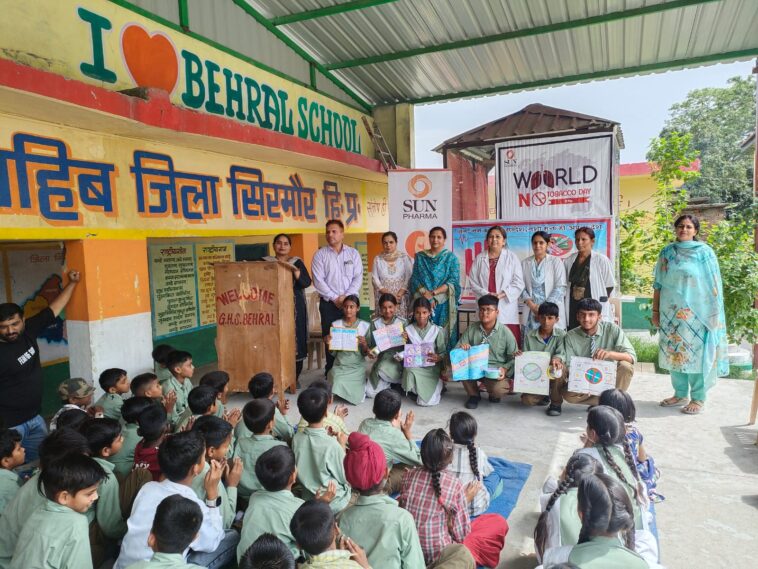 पांवटा साहिब : सन फार्मा कम्युनिटी हेल्थ केयर सोसाइटी द्वारा आयोजित तंबाकू निषेध दिवस पर वरुण की पेंटिंग को पहला पुरस्कार, 26 छात्र सम्मानित