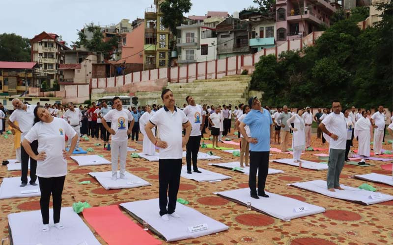 Sirmour News: नाहन के चम्बा ग्राउंड में 11वें अन्तर्राष्ट्रीय योग दिवस का आयोजन
