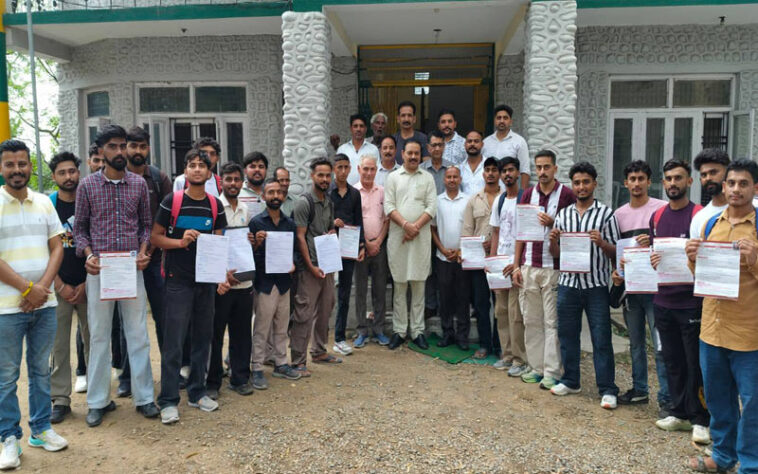 HP News: रोजगार मेले में 262 युवाओं को मिली नौकरी! विधायक ने चयनित अभ्यर्थियों को सौंपे नियुक्ति पत्र