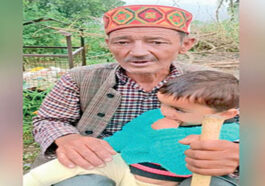 Himachal News: मासूम रेहान के लिए फरिश्ता बना 70 वर्षीय बुजुर्ग! 12 फीट गहरे टैंक में छलांग लगाकर बचाई जान