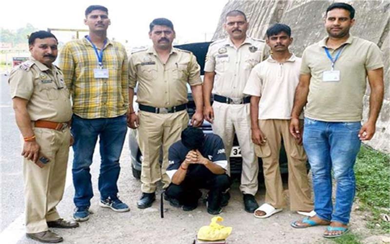 Himachal Crime News: गाड़ी में नशे की बड़ी खेप लेकर जा रहा था 25 वर्षीय युवक! एसआईयू टीम ने ऐसे किया काबू