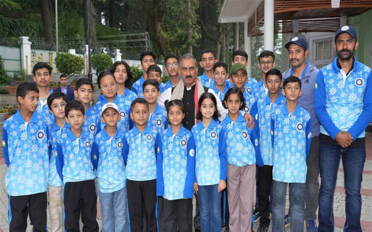 CM Sukhu: राष्ट्रीय आइस स्केटिंग चैंपियनशिप के लिए रवाना हुआ 60 खिलाड़ियों का दल! सीएम ने बढ़ाया हौसला