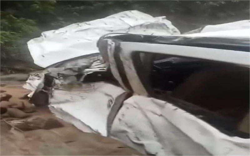 Accident In Himachal: बेटे की अस्थियां प्रवाहित कर वापिस लौट रहे परिवार के साथ हादसा! खड्ड के किनारे गिरी कार