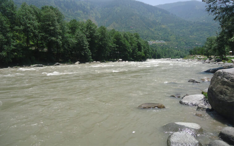 Himachal News Alert: भैंसों को लाते ब्यास नदी में बहा व्यक्ति! अभी तक नहीं लगा सुराग, तलाश में जुटी पुलिस