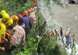 उत्तराखंड में बड़ा हादसा: अलकनंदा नदी में गिरी ट्रैवलर! 3 की मौत, 9 लोग लापता