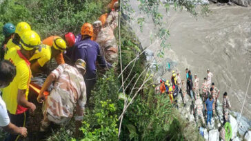 उत्तराखंड में बड़ा हादसा: अलकनंदा नदी में गिरी ट्रैवलर! 3 की मौत, 9 लोग लापता