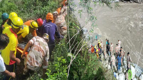 उत्तराखंड में बड़ा हादसा: अलकनंदा नदी में गिरी ट्रैवलर! 3 की मौत, 9 लोग लापता
