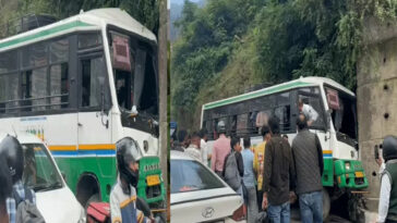हिमाचल में निजी बस की ब्रेक फेल: बेकाबू होकर दीवार से टकराई, तीन यात्री जख्मी