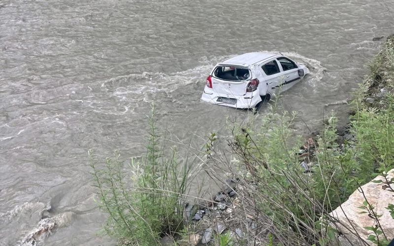 हिमाचल में बड़ा हादसा: पार्वती नदी में समाई कार! मां-बेटी की मौत, चालक घायल