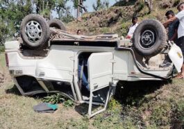 Accident In Himachal: मोड़ते वक्त खाई में गिरी कार! एक की मौत, महिला चालक सहित तीन घायल