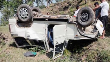 Accident In Himachal: मोड़ते वक्त खाई में गिरी कार! एक की मौत, महिला चालक सहित तीन घायल