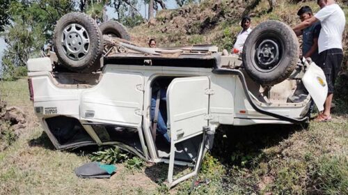 Accident In Himachal: मोड़ते वक्त खाई में गिरी कार! एक की मौत, महिला चालक सहित तीन घायल