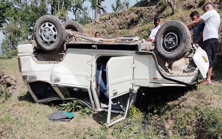 Accident In Himachal: मोड़ते वक्त खाई में गिरी कार! एक की मौत, महिला चालक सहित तीन घायल