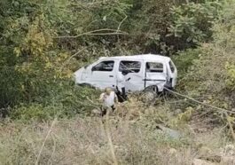 Accident In Himachal: हिमाचल में सड़क से खाई में लुढ़की UP के श्रद्धालुओं की कार! सात घायल
