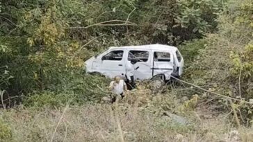 Accident In Himachal: हिमाचल में सड़क से खाई में लुढ़की UP के श्रद्धालुओं की कार! सात घायल