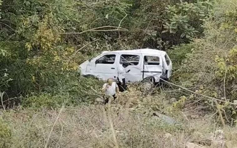 Accident In Himachal: हिमाचल में सड़क से खाई में लुढ़की UP के श्रद्धालुओं की कार! सात घायल