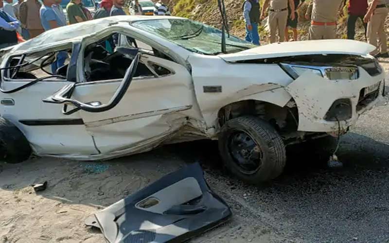 Accident In Himachal: सड़क से लुढ़क कर खाई में गिरी कार! 18 वर्षीय युवक की मौत, 6 घायल