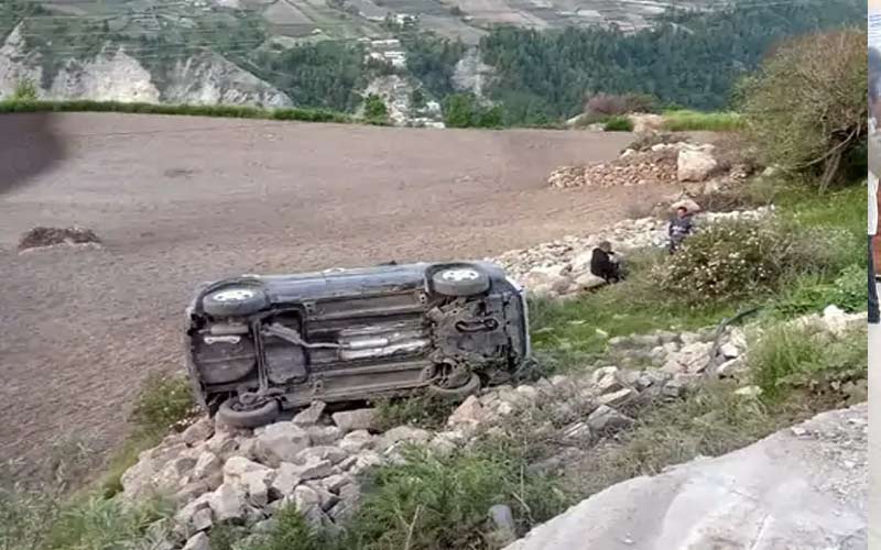 Accident In Himachal: सड़क से लुढ़क कर खेतों में पलटी कार! पति-पत्नी सहित तीन घायल