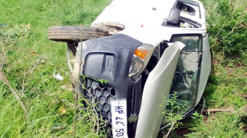 हिमाचल में दुखद हादसा: खाई में लुढ़की कार! 19 वर्षीय युवक की मौत, युवती जख्मी