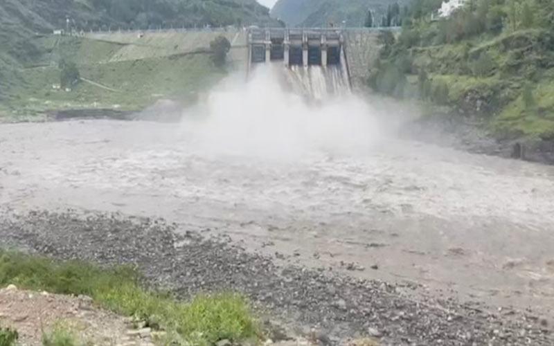 HP News: पंडोह-बग्गी टनल बंद होने से पंडोह डैम में जलस्तर बढ़ा! समय-समय पर खुलेंगे डैम के स्पिलवे गेट