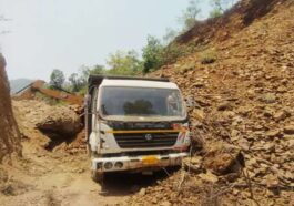 Himachal News Alert: खुदाई करते पहाड़ी से गिरा मलबा! पोकलेन मशीन दबी, चालक घायल