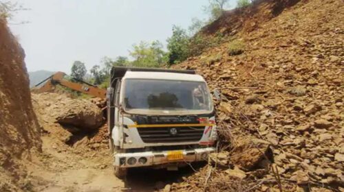 Himachal News Alert: खुदाई करते पहाड़ी से गिरा मलबा! पोकलेन मशीन दबी, चालक घायल