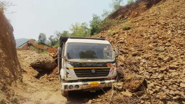 Himachal News Alert: खुदाई करते पहाड़ी से गिरा मलबा! पोकलेन मशीन दबी, चालक घायल