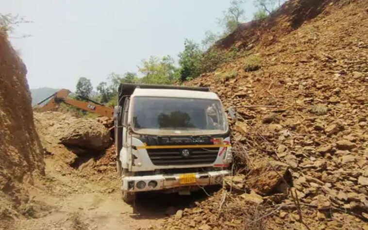 Himachal News Alert: खुदाई करते पहाड़ी से गिरा मलबा! पोकलेन मशीन दबी, चालक घायल