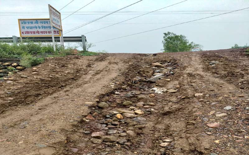 HP News: ऊबड़-खाबड़ सड़क पर चलना मुश्किल! वाहन फिसलने से घायल हो रहे लोग, PWD मंत्री से ग्रामीणों ने लगाई गुहार