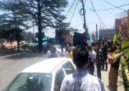 Himachal News Alert: हिमाचल में चलती बस का खुला दरवाजा! सड़क पर गिरकर बुजुर्ग गंभीर घायल