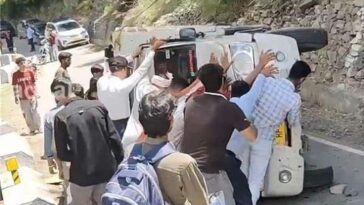 हिमाचल में हादसा: तीखे मोड पर चालक का बिगड़ा संतुलन! सड़क पर पलटी पिकअप, चालक घायल