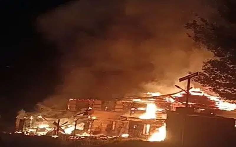 Himachal News Alert: लकड़ी के दो मकानों में भड़की आग! परिवार बेघर, लाखों का नुकसान