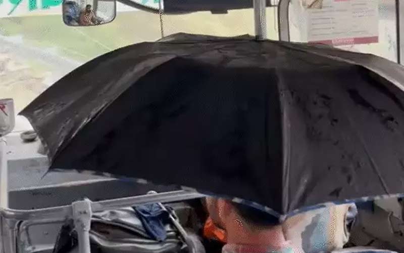 Himachal Latest News: एचआरटीसी बस की टपकी छत्त! व्यक्ति ने हाथ में छाता लेकर किया सफर