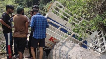 हिमाचल प्रदेश : शोक का साये मे गाँव! अंतिम संस्कार में जा रही जीप खाई में गिरने से दो की मौ+त, 20 घायल….