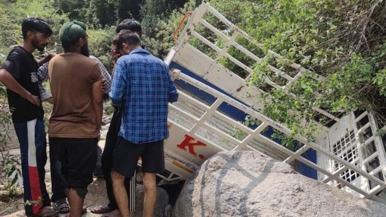 हिमाचल प्रदेश : शोक का साये मे गाँव! अंतिम संस्कार में जा रही जीप खाई में गिरने से दो की मौ+त, 20 घायल….