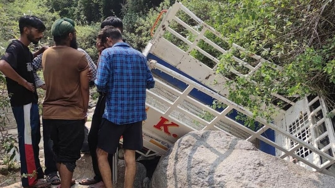 हिमाचल प्रदेश : शोक का साये मे गाँव! अंतिम संस्कार में जा रही जीप खाई में गिरने से दो की मौ+त, 20 घायल….