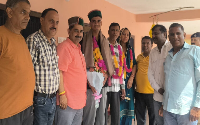Himachal Latest News: हिमाचल का बेटा साहिल चौधरी बना लेफ्टिनेंट! गांव लौटने पर हुआ जोरदार स्वागत