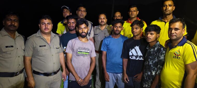 देहरादून : यमुना नदी के टापू में फंसे पांच युवकों का रेस्क्यू, SDRF और पुलिस ने बचाई जान