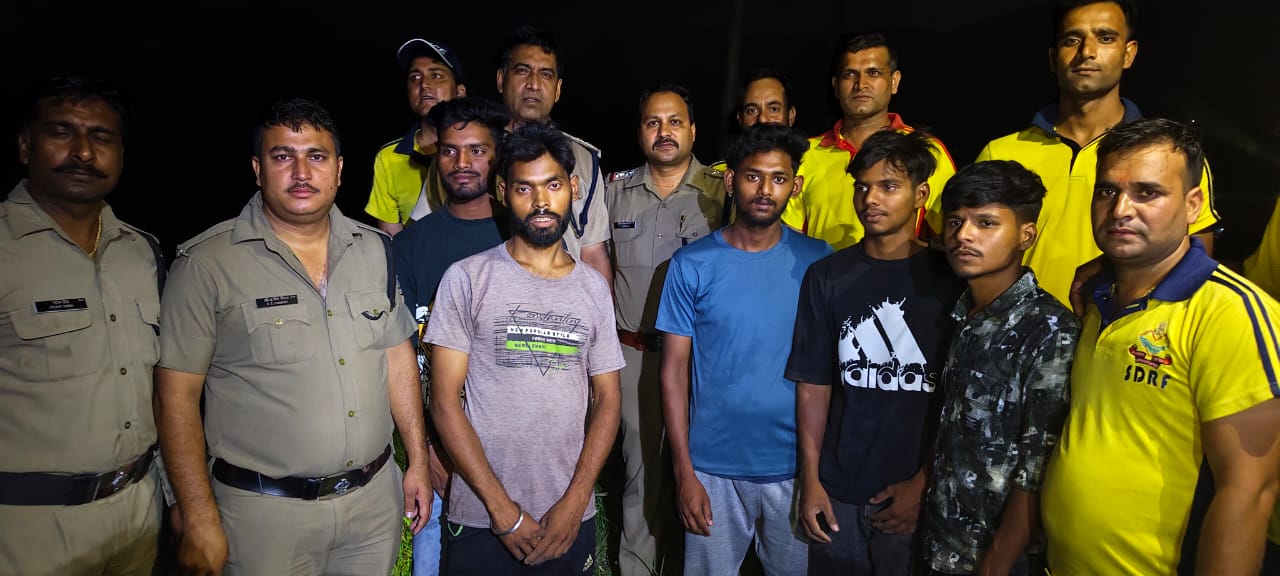देहरादून : यमुना नदी के टापू में फंसे पांच युवकों का रेस्क्यू, SDRF और पुलिस ने बचाई जान