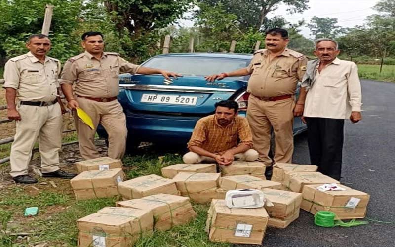 Himachal Crime News: गाड़ी में हो रही थी शराब की सप्लाई! पुलिस ने पकड़ी 14 पेटियां, चालक काबू