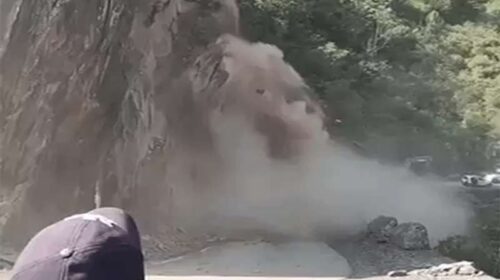 Himachal News: हिमाचल में यहां भरभराकर गिरा पूरा पहाड़! लोगों में हड़कंप, आवाजाही रुकी