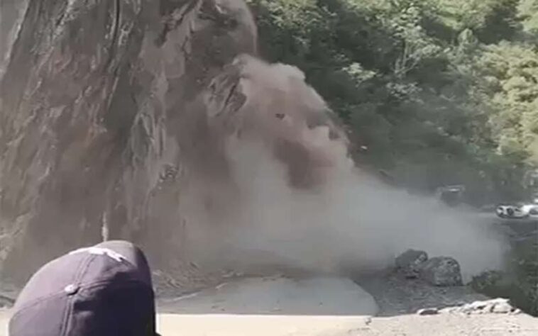 Himachal News: हिमाचल में यहां भरभराकर गिरा पूरा पहाड़! लोगों में हड़कंप, आवाजाही रुकी