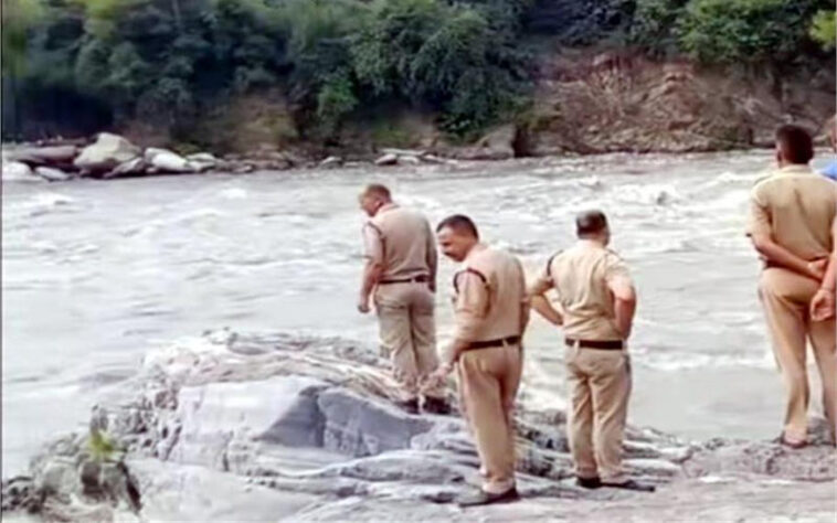 Himachal News Update: पुल से रावी नदी में कूदे व्यक्ति का दूसरे दिन भी नहीं लगा कोई सुराग! सर्च अभियान जारी