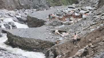 Himachal Cloudburst: बाढ़ में अब तक सात लोगों की मौत! एक ही परिवार के तीन सदस्यों सहित छह लोग अभी भी लापता