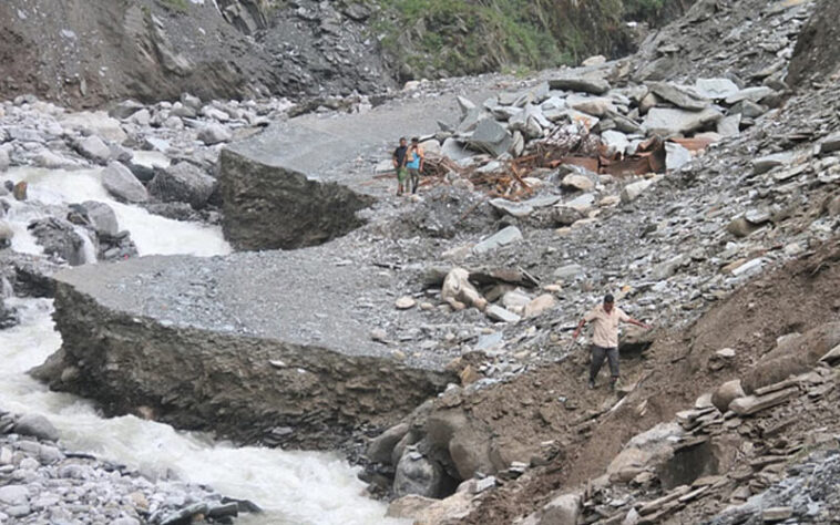 Himachal Cloudburst: बाढ़ में अब तक सात लोगों की मौत! एक ही परिवार के तीन सदस्यों सहित छह लोग अभी भी लापता