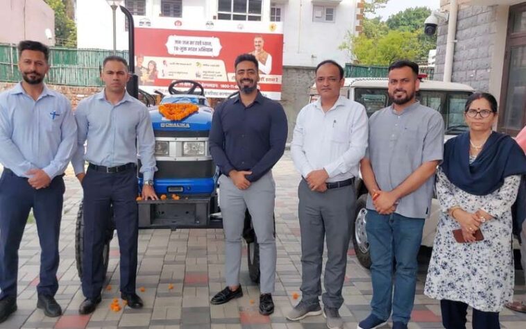 Himachal News: सोनालिका ट्रैक्टर इंडस्ट्री ने जिला प्रशासन को भेंट किया ट्रैक्टर! खनन निरीक्षण सहित कृषि गतिविधियों में होगा उपयोग