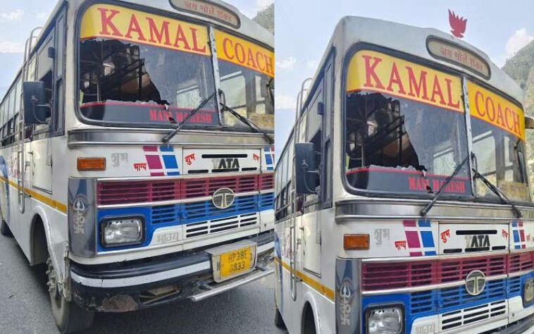 Accident In Himachal: निजी बस पर पहाड़ से गिरा पत्थर! फ्रंट शीशा टूटा, यात्रियों में हड़कंप